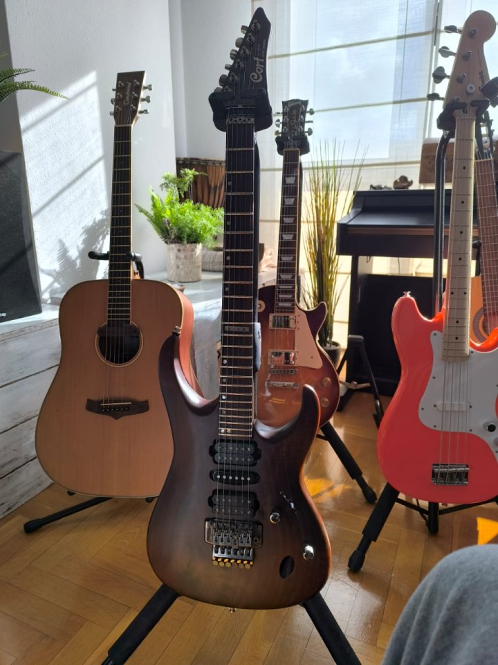 RESERVADA Cort VIVA Series Muy Mejorada, Floyd Rose Fijo (o no).