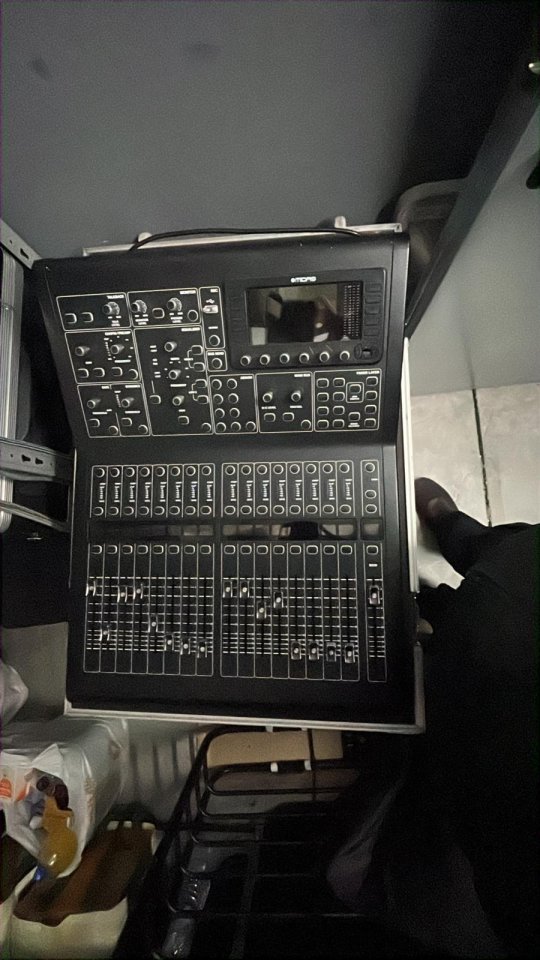 Mesa de sonido M32R Live