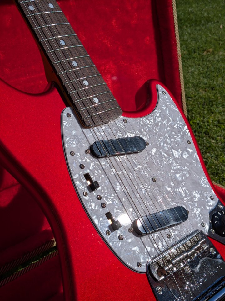 Fender Made in Japan Traditional ’70s Mustang - Candy Apple Red - IMPECABLE de segunda mano · Foto 9 de 10 · Madrid · 1150 €