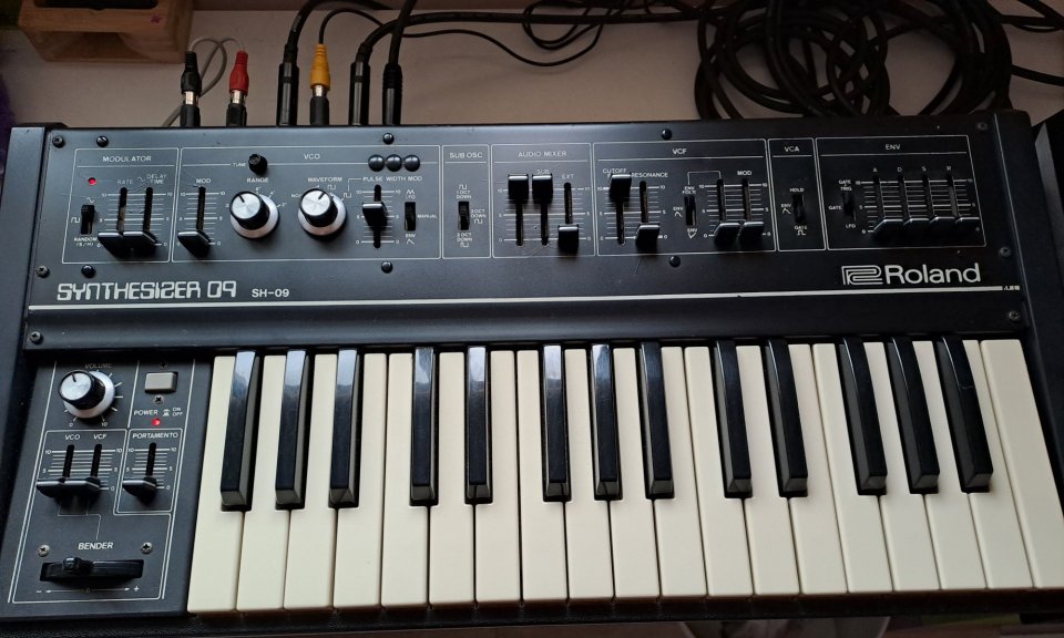 Roland SH09