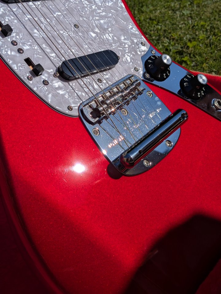 Fender Made in Japan Traditional ’70s Mustang - Candy Apple Red - IMPECABLE de segunda mano · Foto 10 de 10 · Madrid · 1150 €