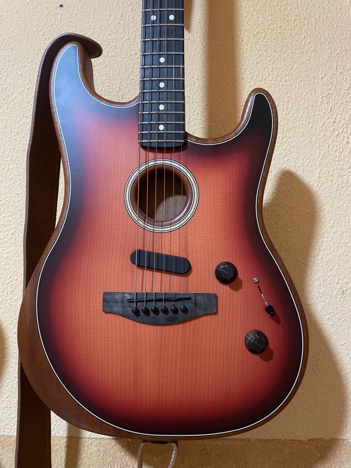 Hazme una oferta Guitarra Híbrida Fender American Acoustasonic Stratocaster (Sunburst) de segunda mano · Foto 1 de 9 · Sevilla · 1450 €