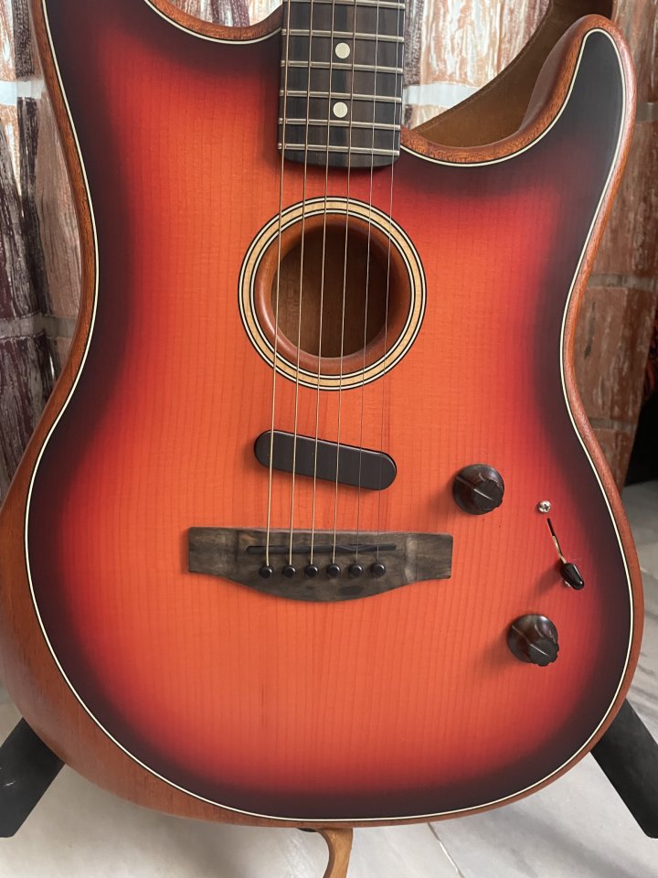 Hazme una oferta Guitarra Híbrida Fender American Acoustasonic Stratocaster (Sunburst) de segunda mano · Foto 4 de 9 · Sevilla · 1450 €