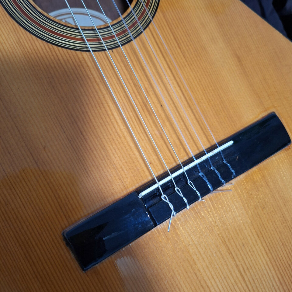 Vendo guitarra antigua de segunda mano · Foto 3 de 5 · Madrid · 200 €