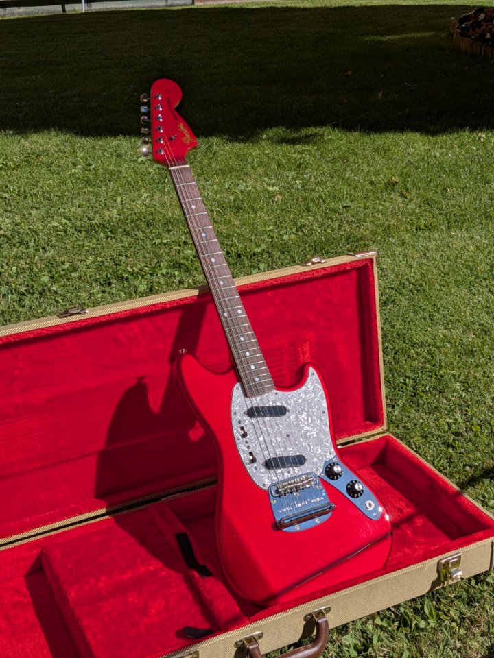 Fender Made in Japan Traditional ’70s Mustang - Candy Apple Red - IMPECABLE de segunda mano · Foto 1 de 10 · Madrid · 1150 €