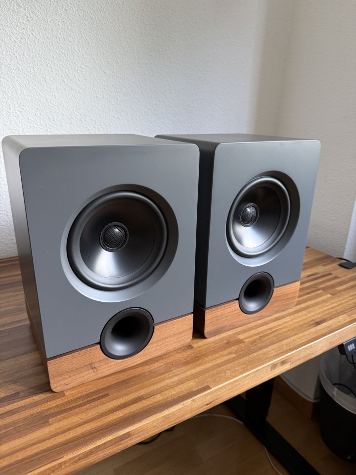 Monitores de estudio activos Output Frontier de segunda mano · Foto 1 de 7 · Madrid · 1200 €