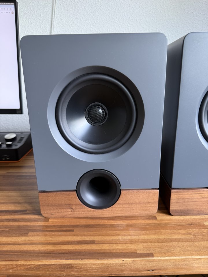 Monitores de estudio activos Output Frontier de segunda mano · Foto 2 de 7 · Madrid · 1200 €
