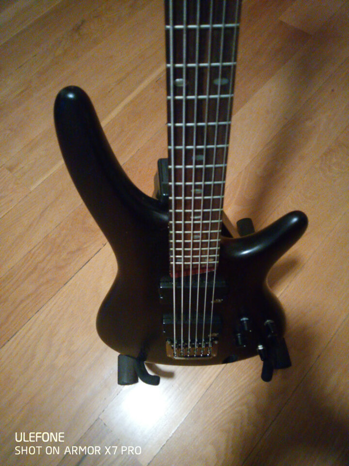 Bass VI  Ibanez SRC6 con previo Aguilar OBP-3tK/PP y 2 Aguilar DCB G3