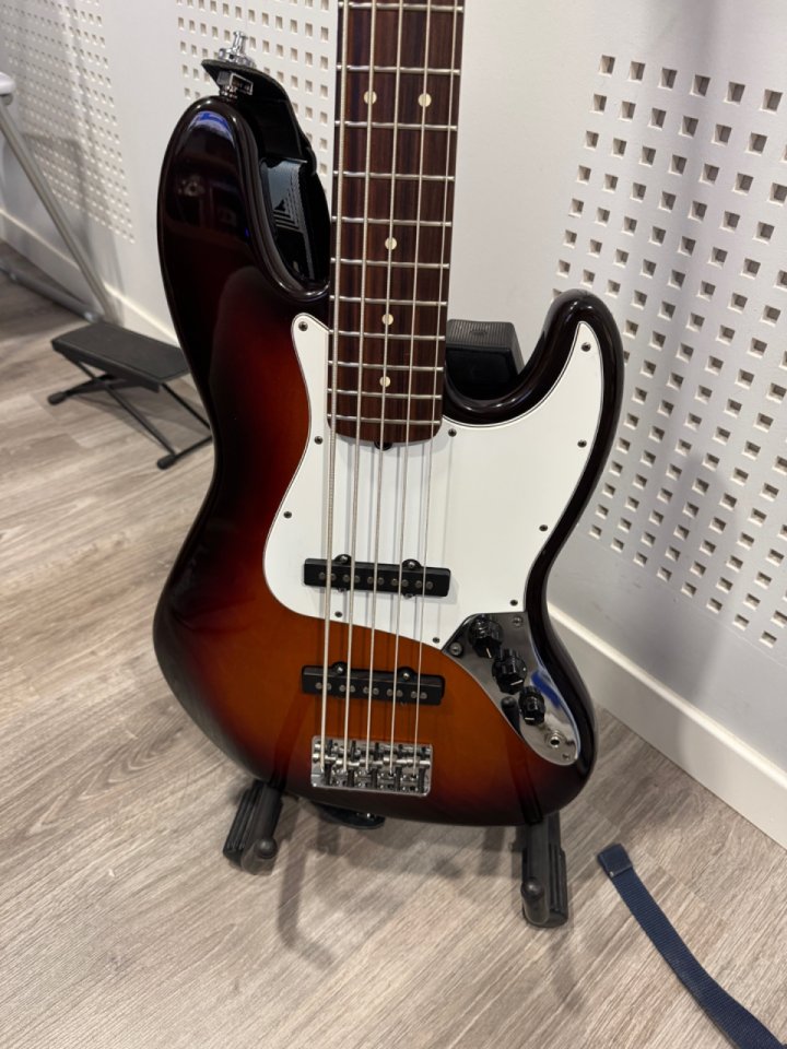 Fender jazz bass v 1997 sunburst de segunda mano · Foto 2 de 9 · Valladolid · 1550 €