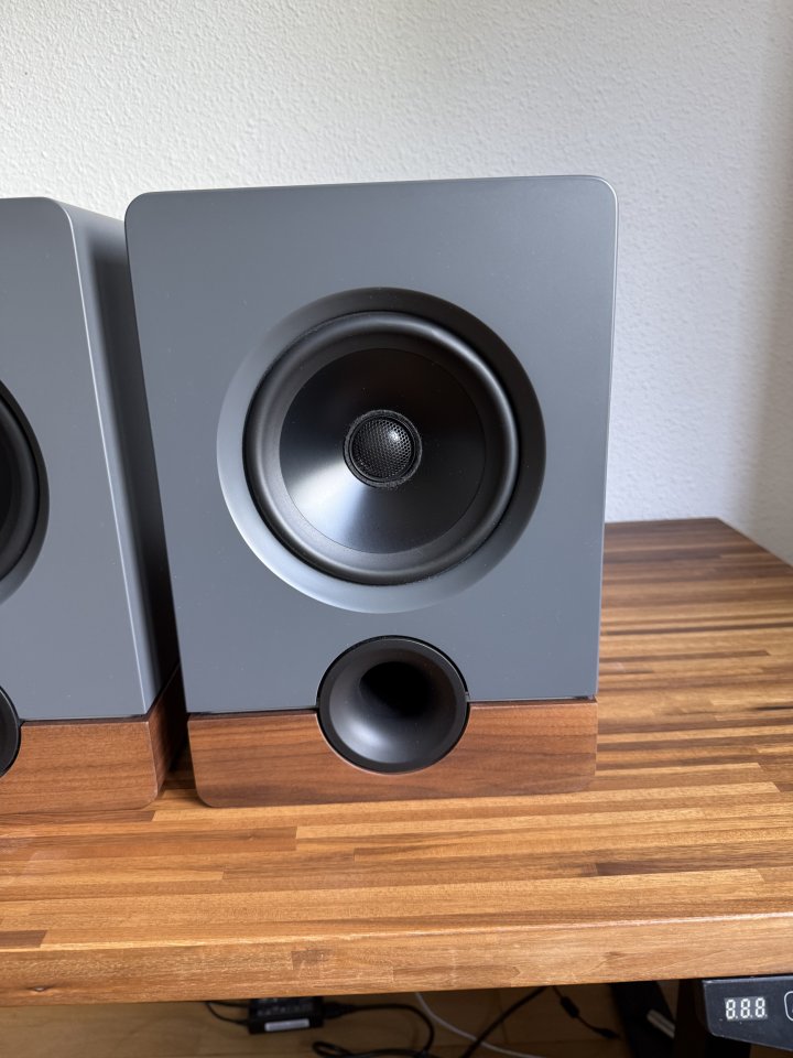 Monitores de estudio activos Output Frontier de segunda mano · Foto 3 de 7 · Madrid · 1200 €