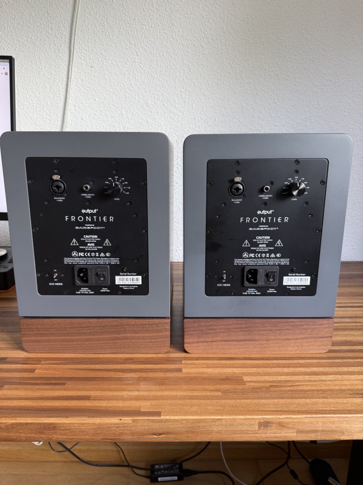 Monitores de estudio activos Output Frontier de segunda mano · Foto 5 de 7 · Madrid · 1200 €