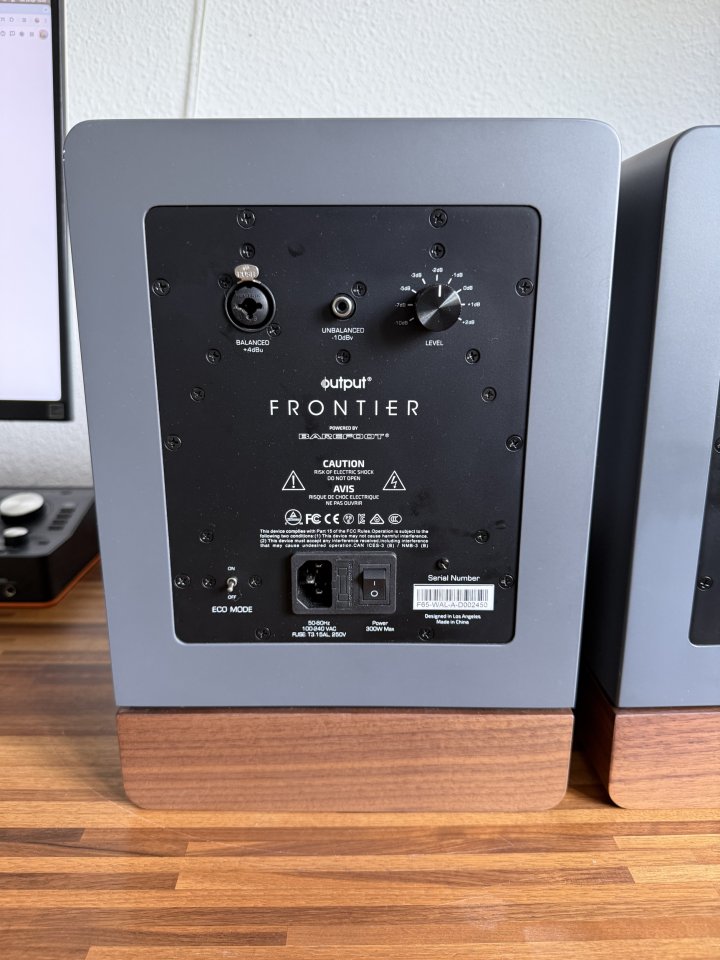 Monitores de estudio activos Output Frontier de segunda mano · Foto 6 de 7 · Madrid · 1200 €