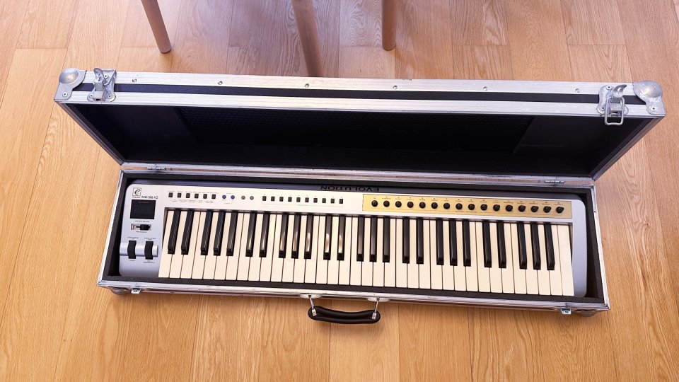 Teclado Midi Evolution MK-361 + Flightcase de segunda mano · Foto 1 de 10 · Cáceres · 180 €
