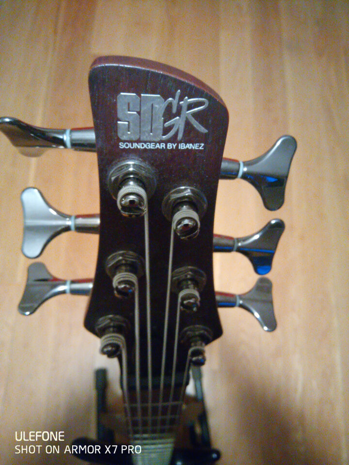 Bass VI  Ibanez SRC6 con previo Aguilar OBP-3tK/PP y 2 Aguilar DCB G3