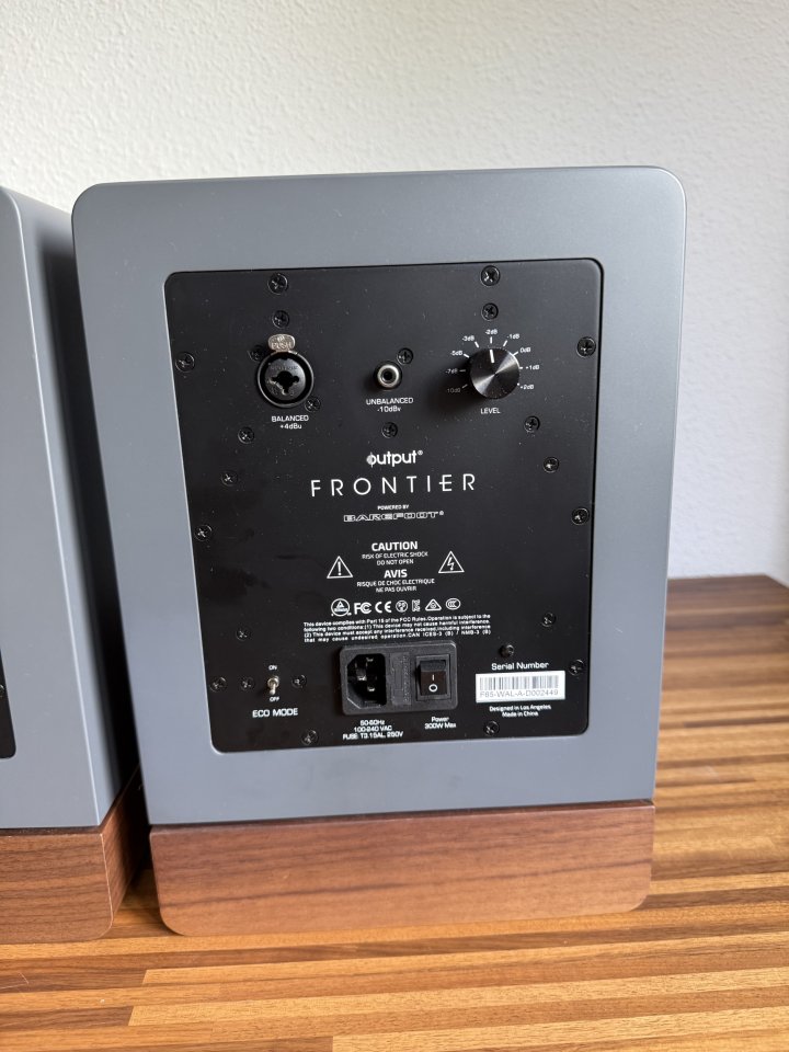 Monitores de estudio activos Output Frontier de segunda mano · Foto 7 de 7 · Madrid · 1200 €