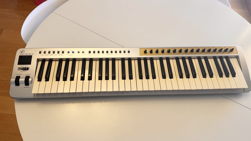 Teclado Midi Evolution MK-361 + Flightcase de segunda mano · Foto 2 de 10 · Cáceres · 180 €