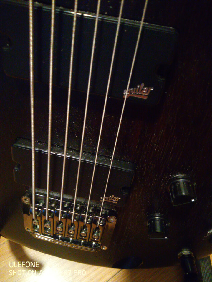 Bass VI  Ibanez SRC6 con previo Aguilar OBP-3tK/PP y 2 Aguilar DCB G3