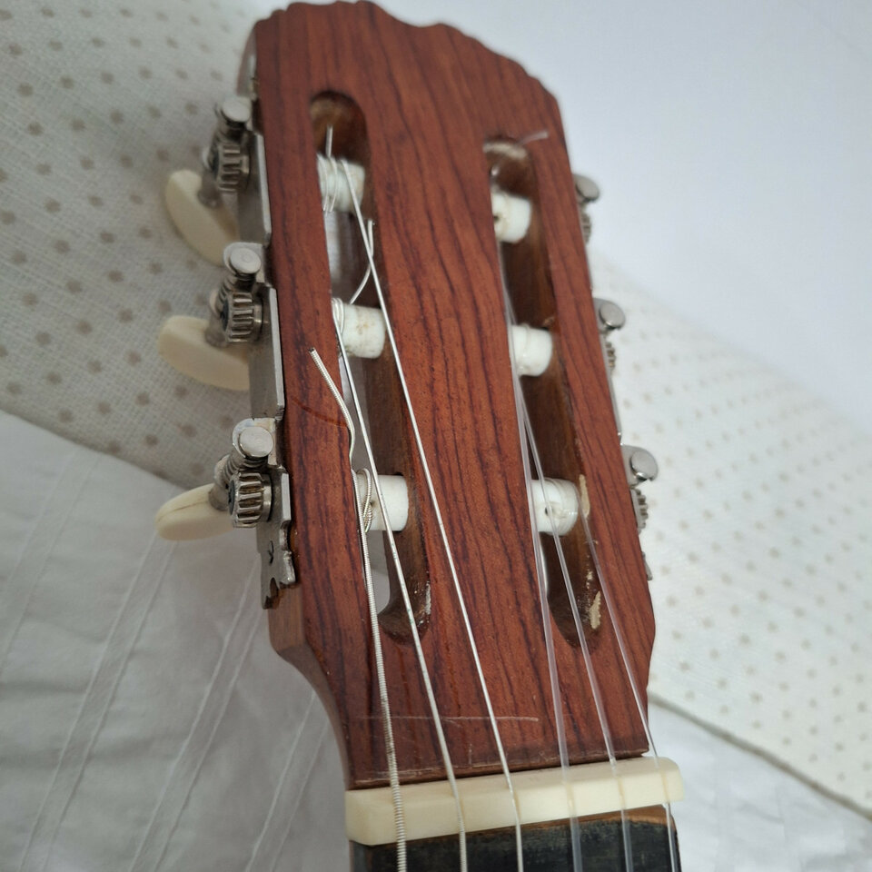 Vendo guitarra antigua de segunda mano · Foto 4 de 5 · Madrid · 200 €