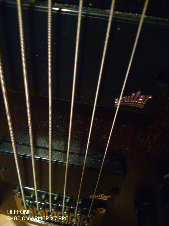 Bass VI  Ibanez SRC6 con previo Aguilar OBP-3tK/PP y 2 Aguilar DCB G3