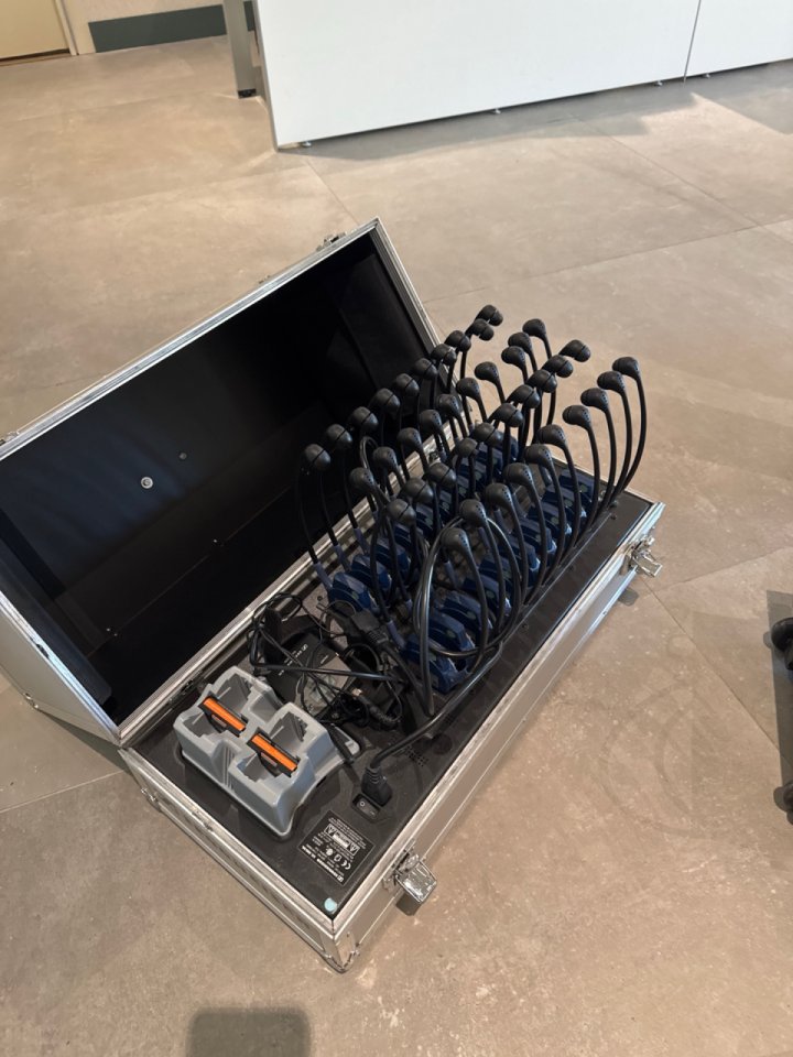 Maleta Sennheiser Tourguide 2020-D-II - Equipo Traducción Simultánea y Visitas Guiadas de segunda mano · Foto 2 de 5 · Barcelona · 1999 €