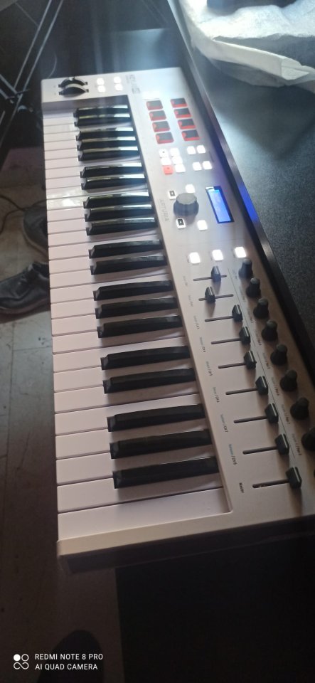 Teclado midi Arturia essential 49 Mk2