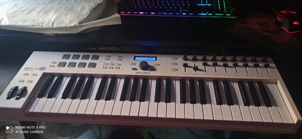 Teclado midi Arturia essential 49 Mk2