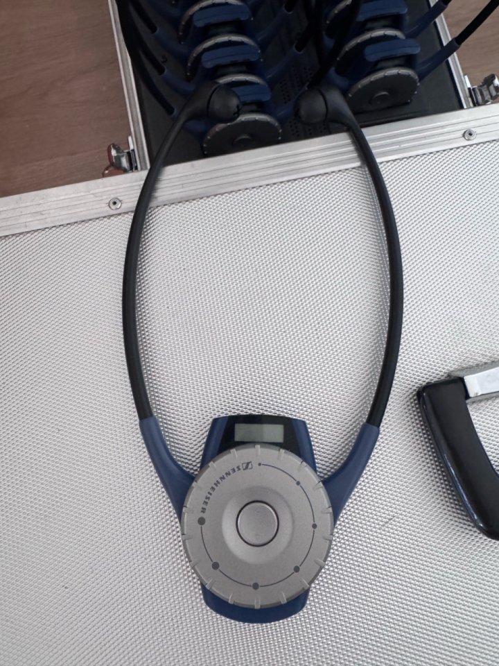 Maleta Sennheiser Tourguide 2020-D-II - Equipo Traducción Simultánea y Visitas Guiadas de segunda mano · Foto 5 de 5 · Barcelona · 1999 €