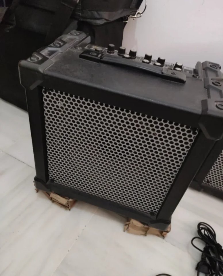 Roland Cube 40XL (a reparar) de segunda mano · Foto 1 de 3 · Sevilla · 35 €