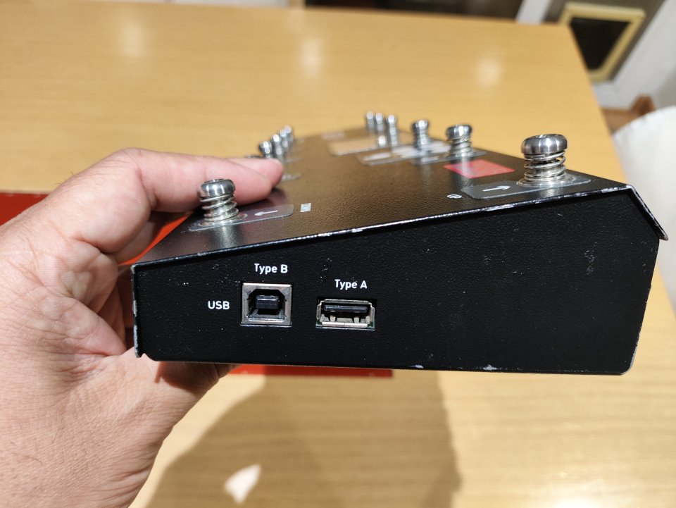 Controlador MIDI G-LAB GSC 4 guitarra bajo pedales de segunda mano · Foto 8 de 10 · Barcelona · 350 €