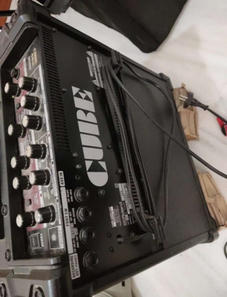 Roland Cube 40XL (a reparar) de segunda mano · Foto 3 de 3 · Sevilla · 35 €
