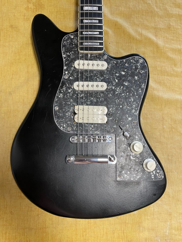 Guitarra estilo jazzmaster de segunda mano · Foto 7 de 9 · Madrid · 120 €