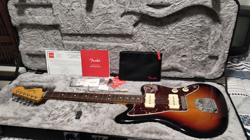 Guitarra eléctrica Fender Jazzmaster American Pro II  y case Fender Deluxe