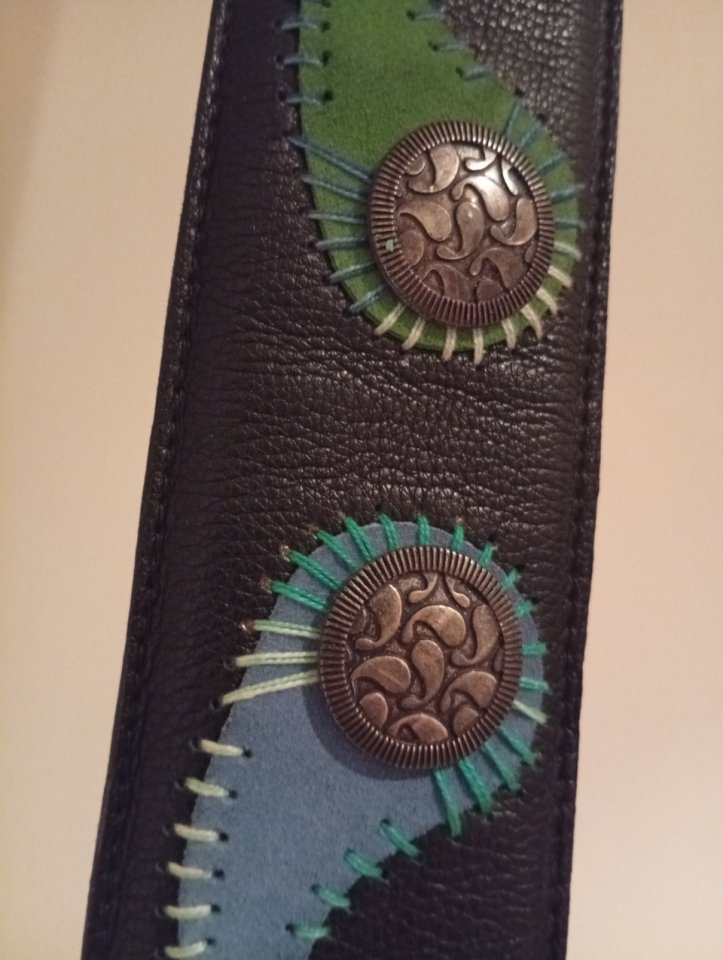 Correa piel tipo paisley