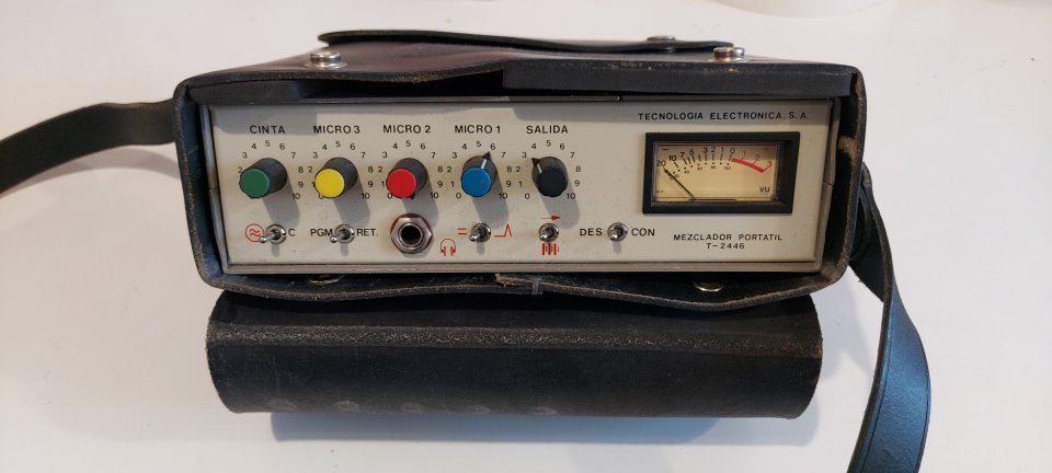 Unidad móvil T-2446 ITAME ex SER, mixer, monitor, llamador 70s y 80s