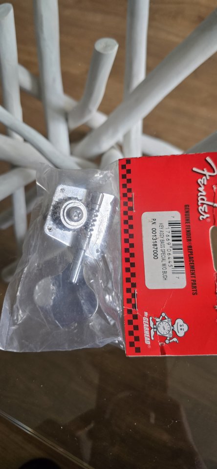 Clavijero bajo Fender