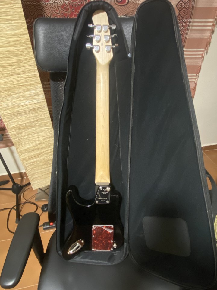 Guitarra de viaje Traveler de segunda mano · Foto 2 de 8 · Madrid · 100 €