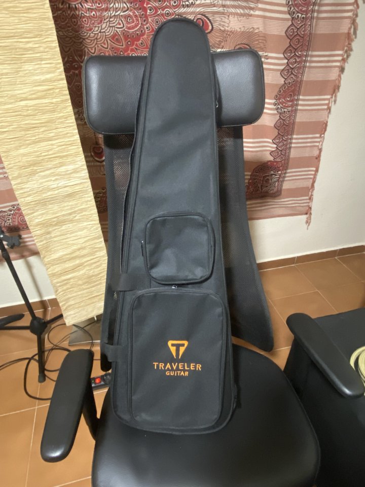 Guitarra de viaje Traveler de segunda mano · Foto 3 de 8 · Madrid · 100 €