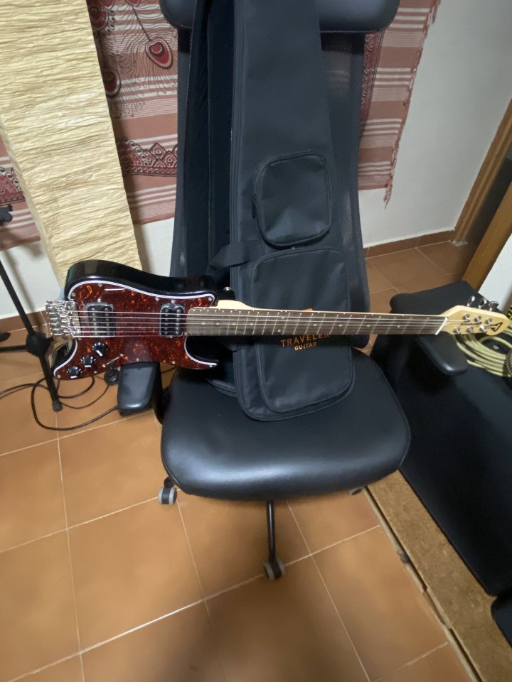 Guitarra de viaje Traveler de segunda mano · Foto 6 de 8 · Madrid · 100 €
