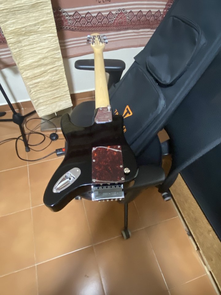 Guitarra de viaje Traveler de segunda mano · Foto 7 de 8 · Madrid · 100 €