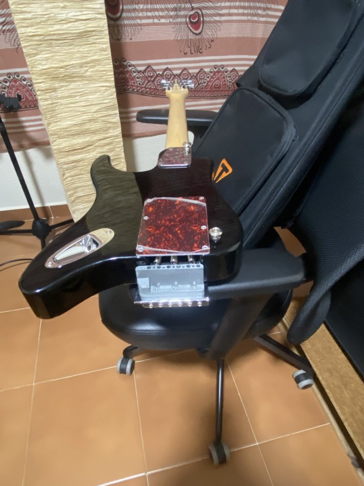 Guitarra de viaje Traveler de segunda mano · Foto 8 de 8 · Madrid · 100 €