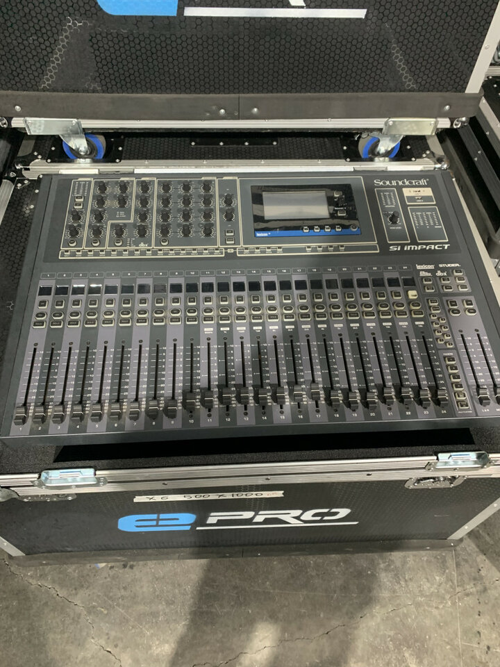Soundcraft Si Impact + Flight case