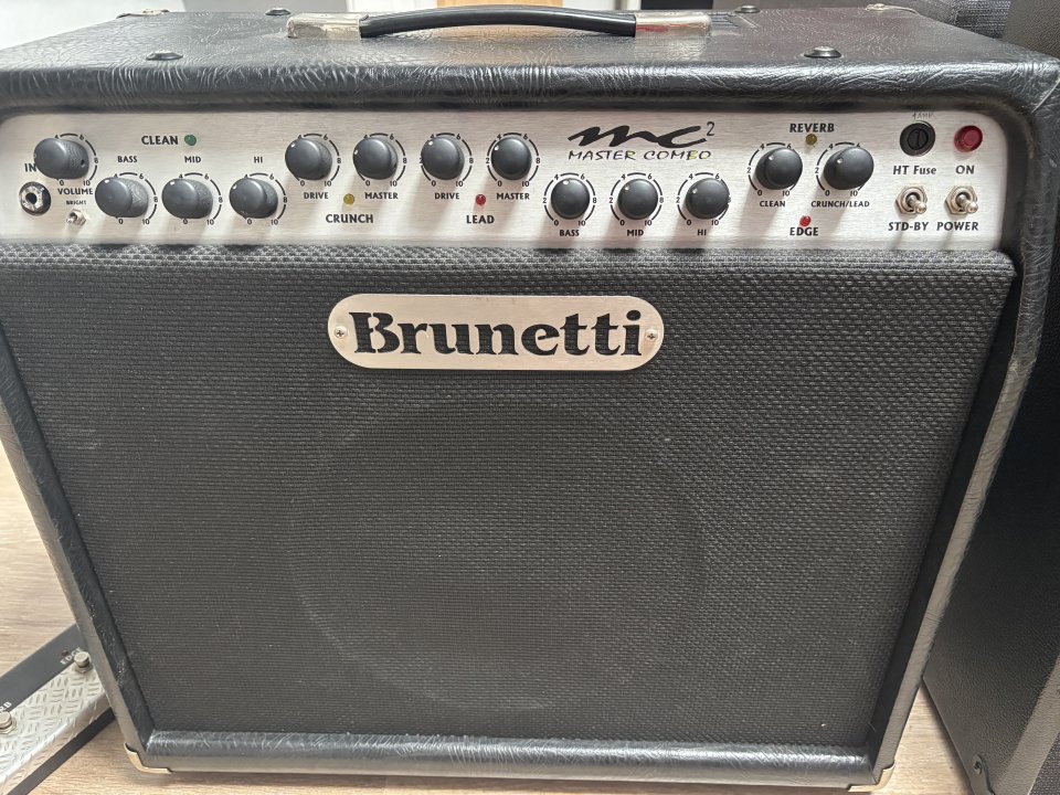 Brunetti MC2 como parte del pago.