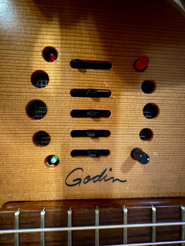 Godin Multiac Grand Concert Duet (2003) - Gama Alta (Mic/Piezo) + Estuche TRIC de segunda mano · Foto 3 de 10 · Granada · 1600 €
