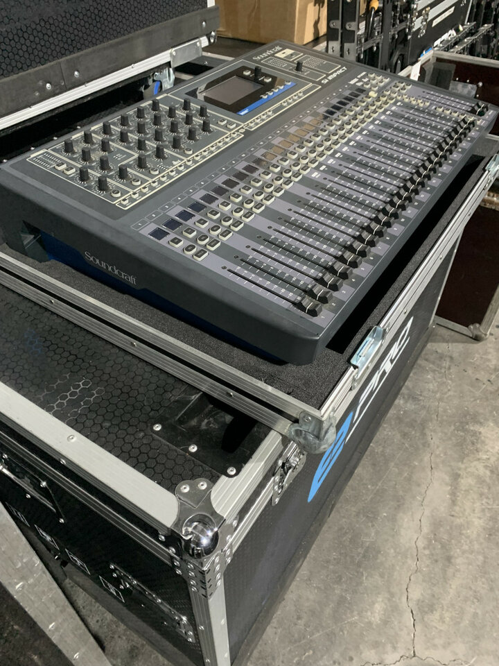 Soundcraft Si Impact + Flight case
