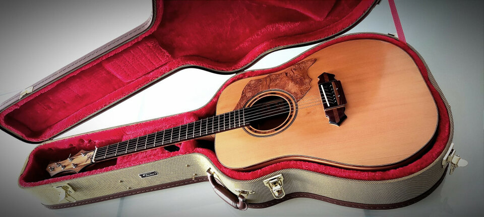 Guitarra Acústica de Luthier con Maderas Sólidas y Exóticas.