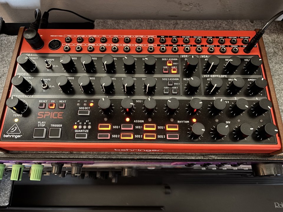 Behringer Spice + Extras de segunda mano · Araba · 220 €