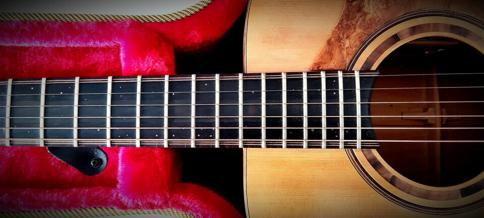 Guitarra Acústica de Luthier con Maderas Sólidas y Exóticas.