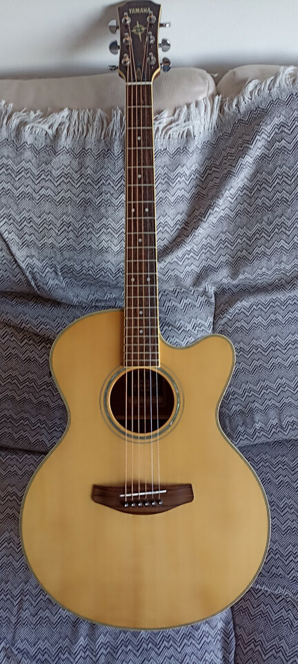 Guitarra acústica Yamaha CPX700NT + funda acolchada