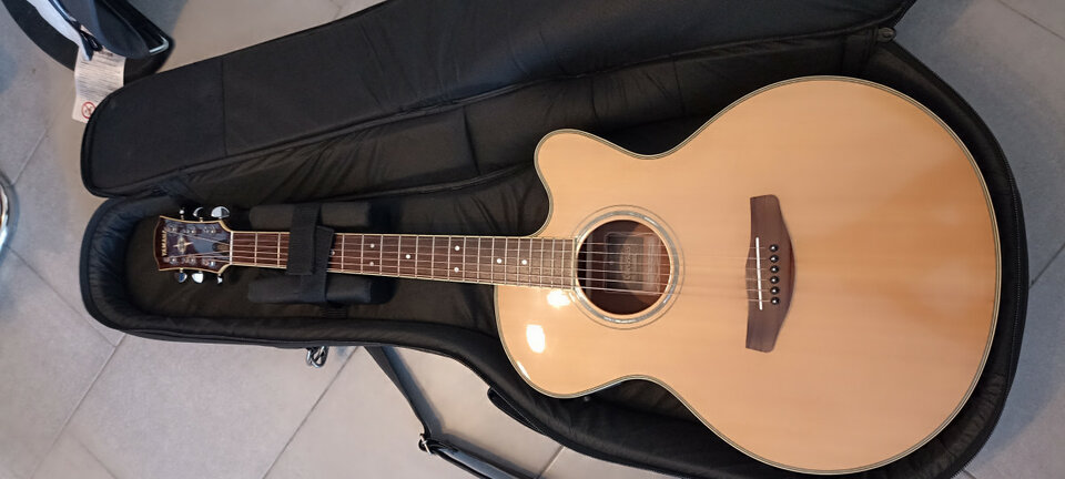 Guitarra acústica Yamaha CPX700NT + funda acolchada