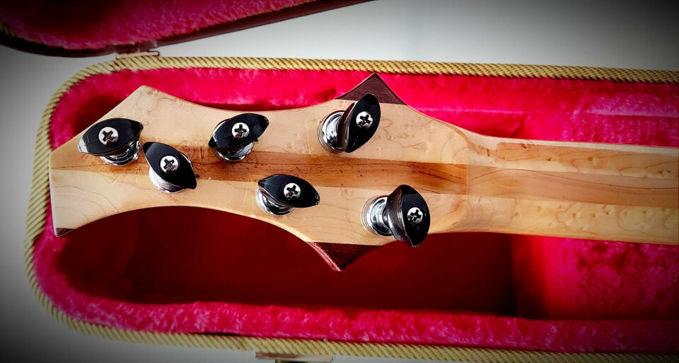 Guitarra Acústica de Luthier con Maderas Sólidas y Exóticas.